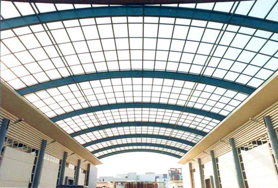 표면을 그리는 아치 지붕 강철 구조 상업적인 건물 현대 강철 구조물